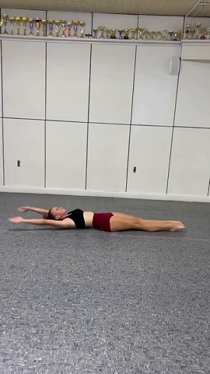 Упражнение для подкачки пресса и отработки прыжка в разножку