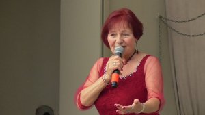 Певица поёт песню, песня: Три линии