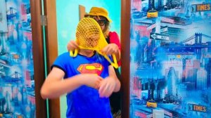 Друзей Посадили в Тюрьму! Кто Это Сделал? Жуткая История на Каникулах! Мы Семья - Лучшее!