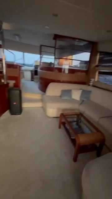 Аренда яхт премиум класса в Санкт-Петербурге. Princess 68 Алина.