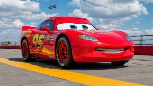 Мультики про машинки. Молния Маквин и его друзья прыгают и летаю с рампы.