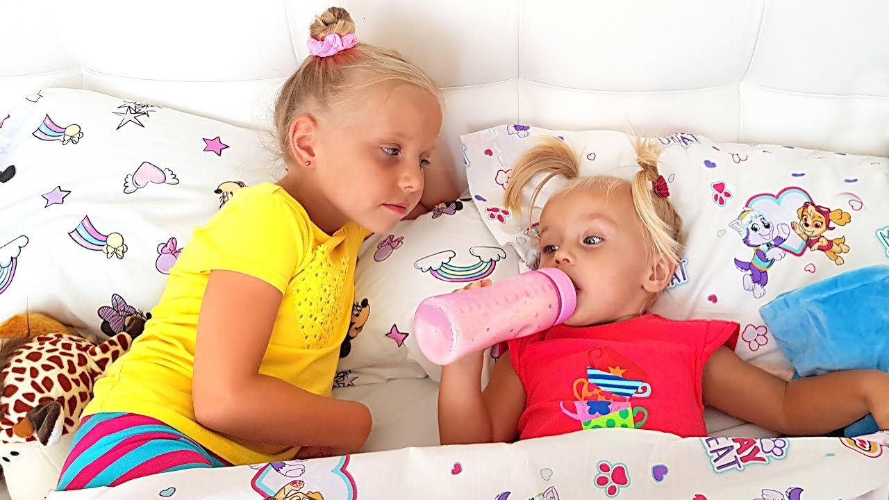 Игрушки животные убежали от Евы! Весёлые истории от Евы! Видео для детей.