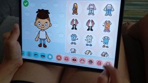 мама создаёт мне персонажа 🤗😁 в toca boca 👍🏻👍🏻👍🏻