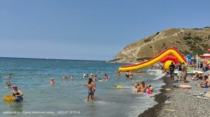 Пляж Сукко днём без медуз и мазута, но с детьми из лагерей, которым в кайф на пляже 19 июля 2025