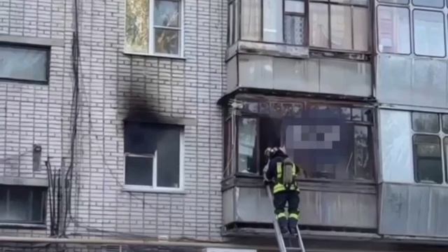 В Барнауле пожарные вынесли из горящей квартиры через балкон 90-летнюю бабушку смотреть онлайн