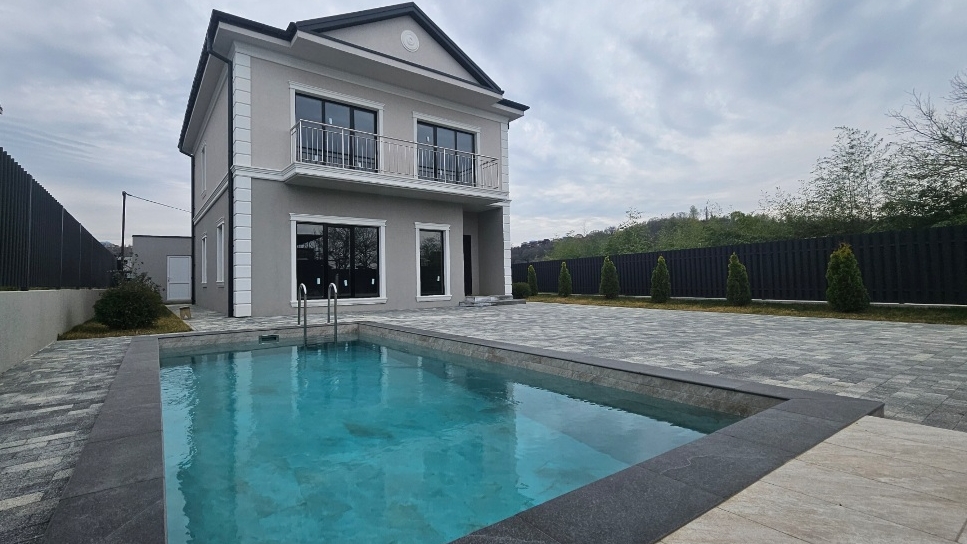 Уютный новый дом с бассейном в классическом стиле смотреть онлайн