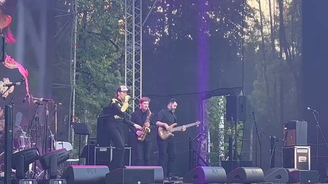 “Sweet Life”. 🎸