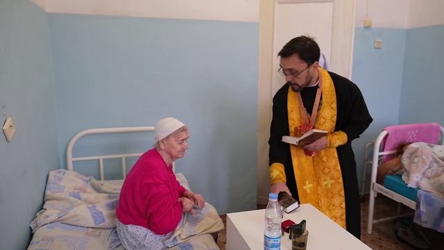 Таинства Исповеди и Причастия в паллиативном отделении ЦГБ г. Салавата смотреть онлайн