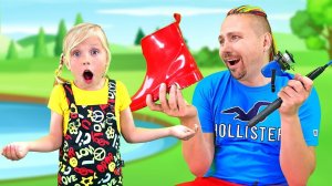Девочка играет папа играют на рыбалке! Сказки для Евы. Видео для детей.