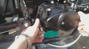 Вскрываем_крышку_сцепления_мопеда.