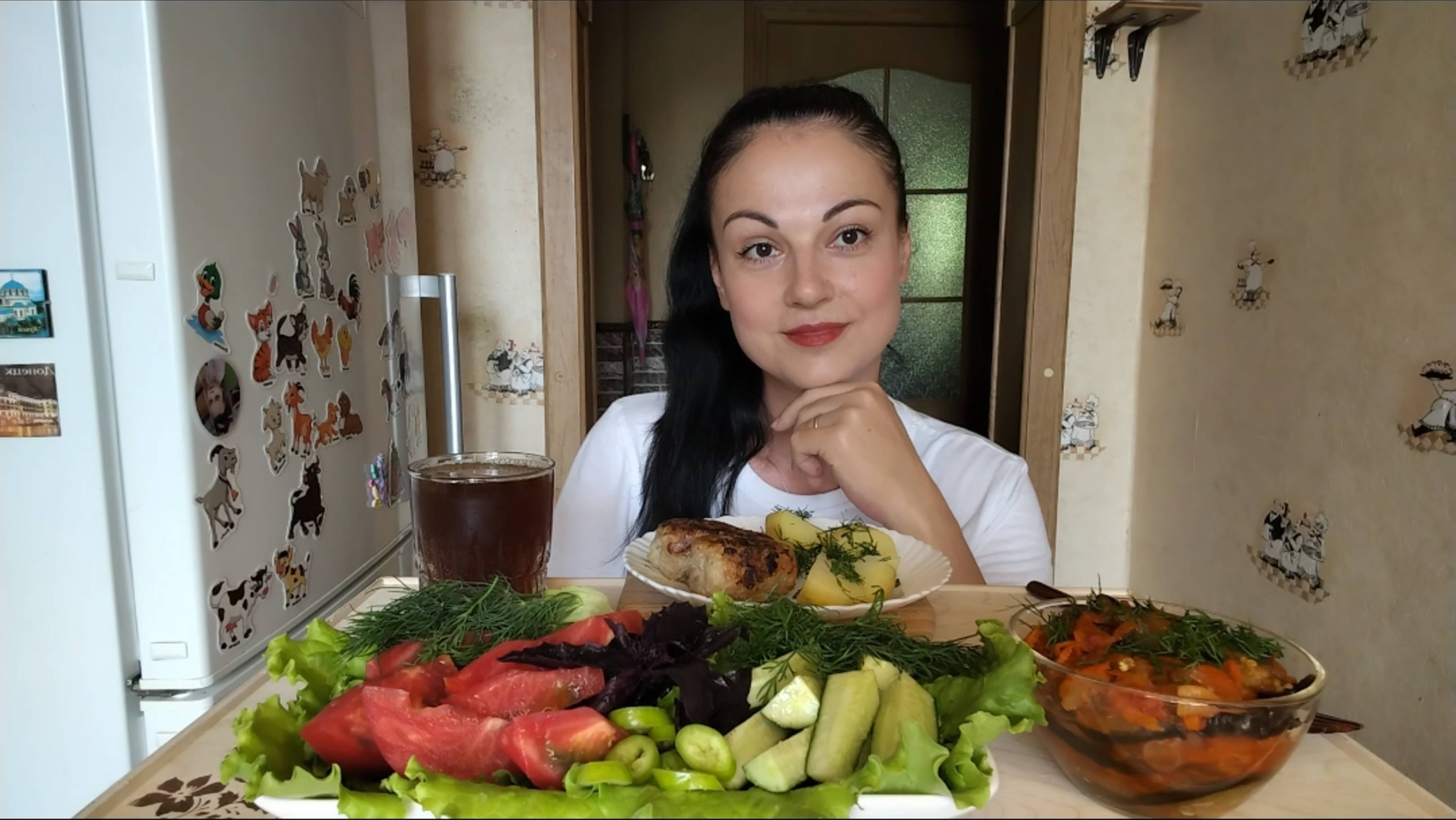 Мукбанг🧆Котлеты с молодым картофелем, соте из баклажанов🥗🍆 смотреть онлайн