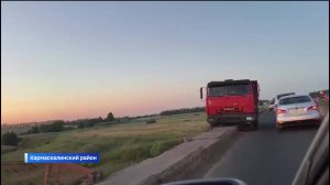 КамАЗ въехал в строительные барьеры моста в Кармаскалинском районе Башкортостана