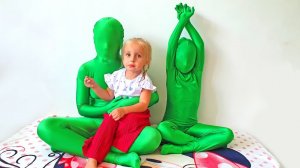 Алиса и Ева играют в прятки с папой как невидимки! Видео для детей.