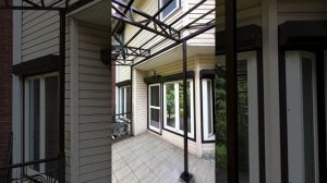 Навес к дому из монолитного поликарбоната для террасы