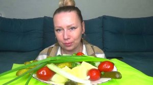 Мукбанг картошка вареная, соленья вкусные, зелень. Еда на камеру.