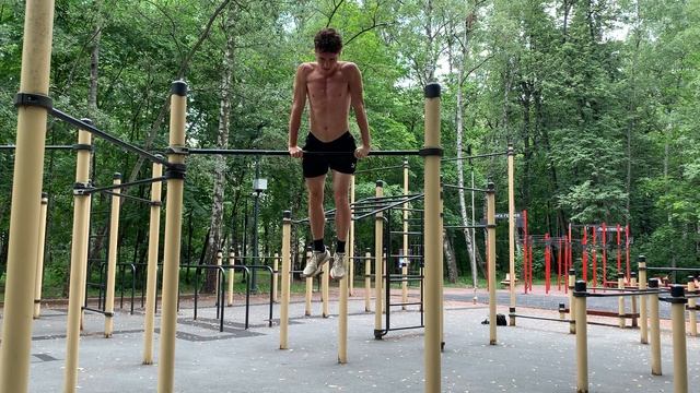 Выполняю упражнения на высокой перекладине для развития беговых навыков :) смотреть онлайн