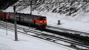 Тепловоз 2ТЭ10У-0340Б/0540А с контейнерным поездом.