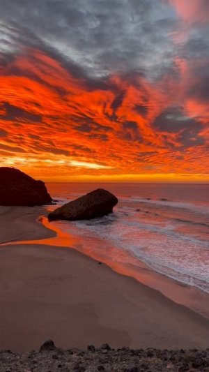 Огненный закат на пляже Монсул. Испания