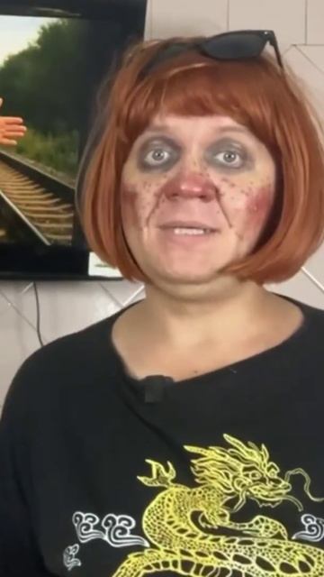 Татьяна Картавина и Олег Клыков, который рукой останавливает поезд смотреть онлайн