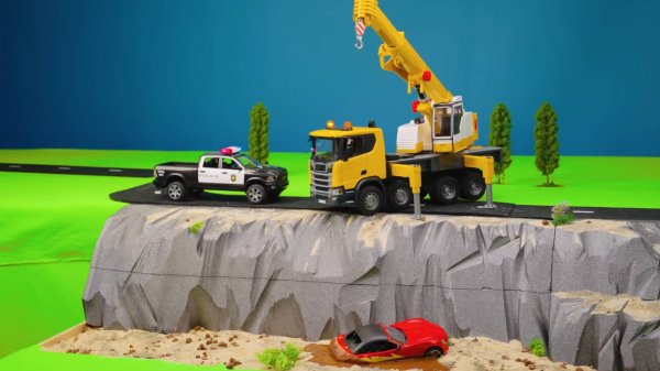 Автокран спасает гоночную машинку детское видео