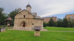 Один из древнейших. Храм Святого мученика Трифона в Напрудном. В Москве. Постройку относят к 1492 г.