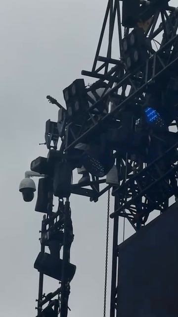 Singing Mid-Backflip? This Guy’s Insane! смотреть онлайн