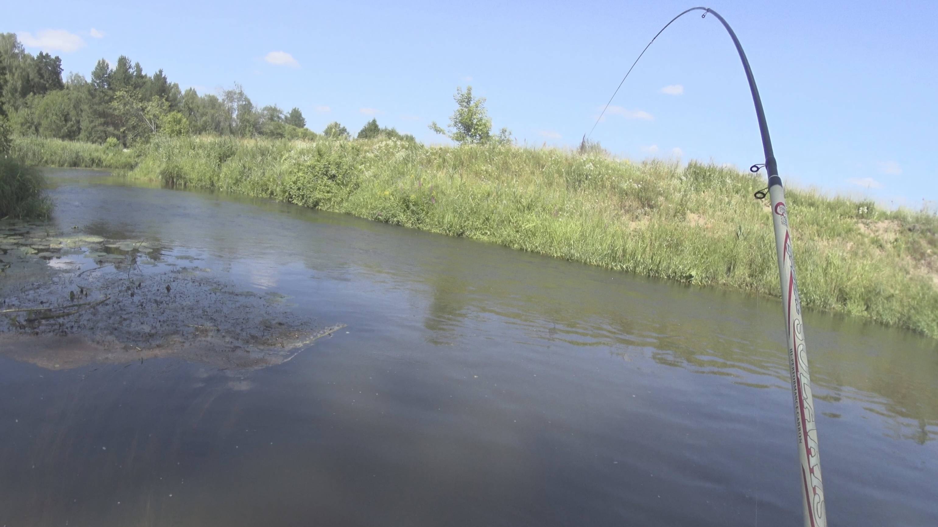 Летняя рыбалка на небольшой речке. На что ловить в жару!!!!