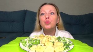 Мукбанг пельмени вкусные , салат очень зеленый. Еда на камеру.