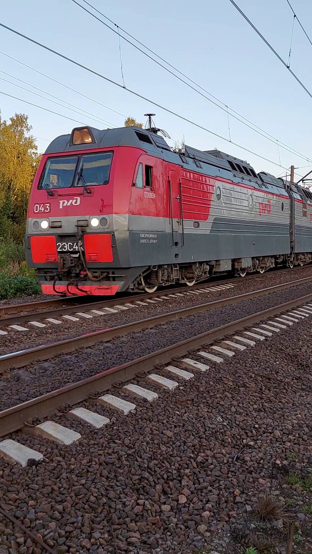 Невероятная скорость грузового поезда на железнодорожном переезде! Не пропустите! смотреть онлайн