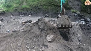 Строительство, экскаватор копает песок