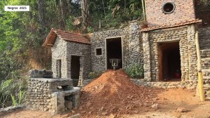 София 31. София выкладывает каменные стены и потолок из бамбука в комнатах в скале.