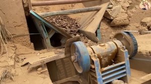 Строительство, дробление щебёнки