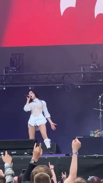 When She Starts Singing… CHILLS! смотреть онлайн