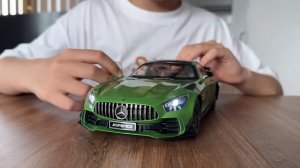 Марк распаковывает роскошный литой суперкар Mercedes-Benz AMG GTR в масштабе 1_18