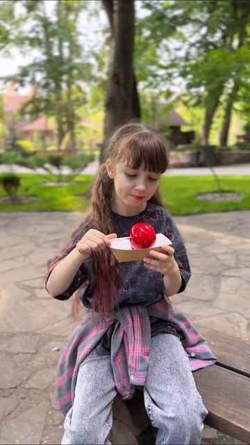 А вам нравится карамельное яблоко? 🍬🍎🍭 #карамель #детиблогеры #сладости смотреть онлайн