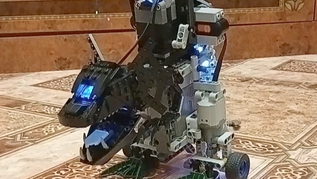 Lego робот-дракон на пульте управления; самоделка