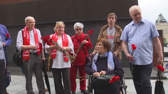 Алые гвоздики рыцарю Революции! смотреть онлайн