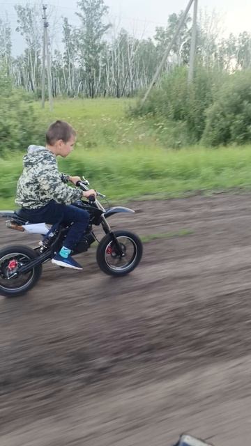 детский мотоцикл . первый раз за рулем смотреть онлайн