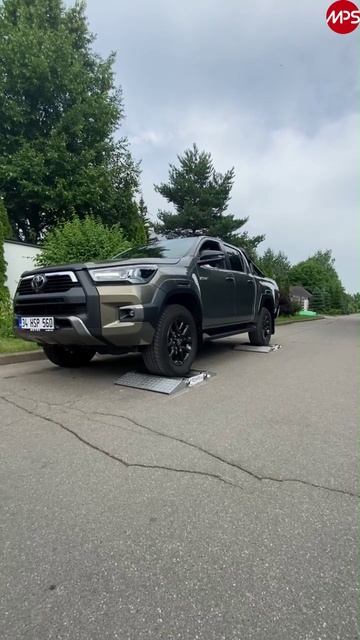 Toyota Hilux против GWM Poer: тест роликами. Полный привод решает, резина имеет значение! смотреть онлайн