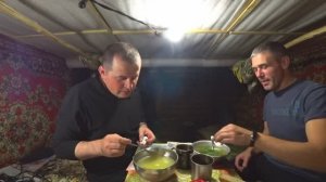 Рыбалка в грозу. Пошёл жор рыбы! Лесная избушка приютила от непогоды. Уха из окуня. Жизнь в тайге.