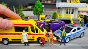 Сирену включили и поехали! Полицейская машина и Скорая Помощь едут на вызов. Про машинки