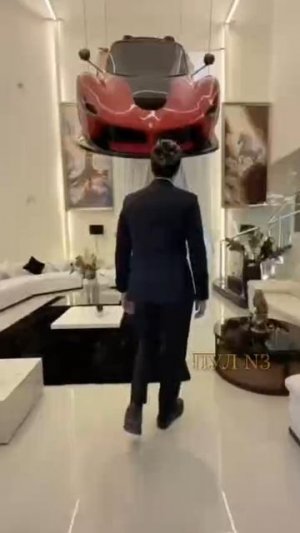 Удобно, когда потолки высокие: Блогер из Дубая подвесил Ferrari как люстру.