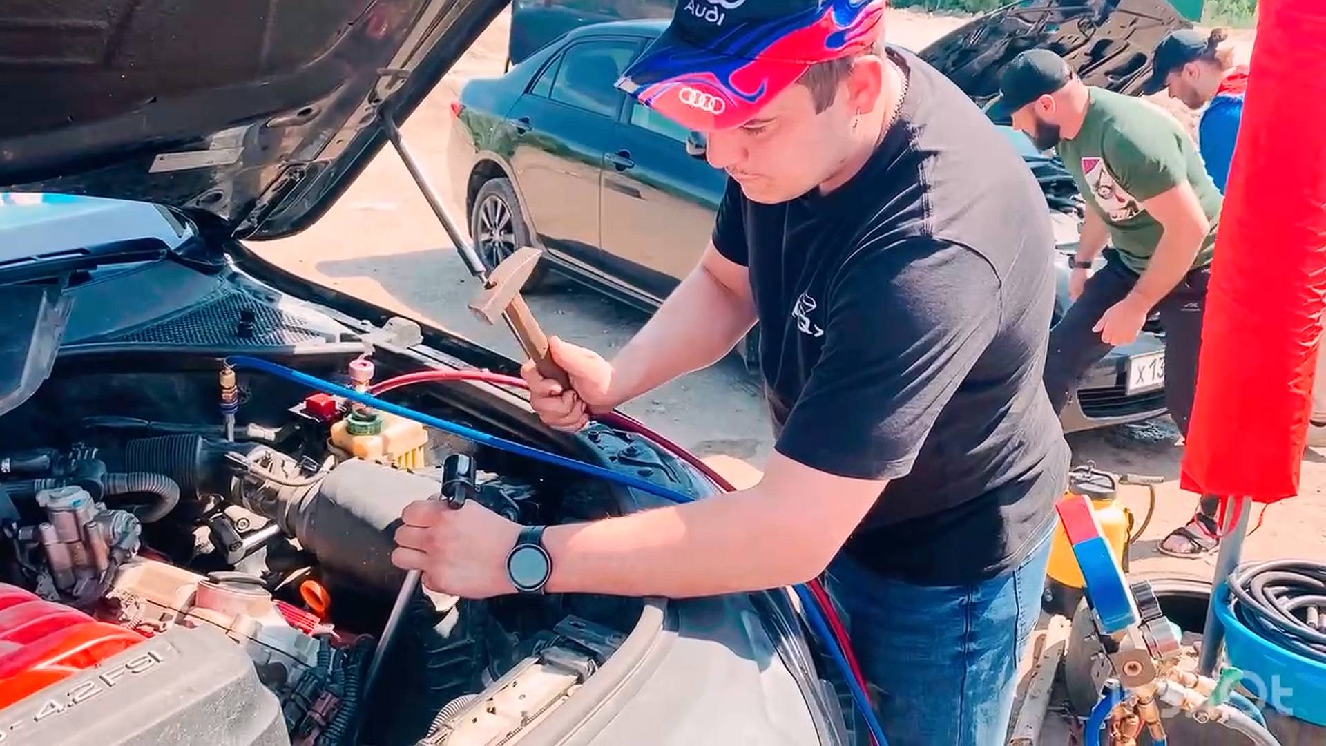 Ауди 4,2 лечится кувалдой 😅 Саня выламывает соты