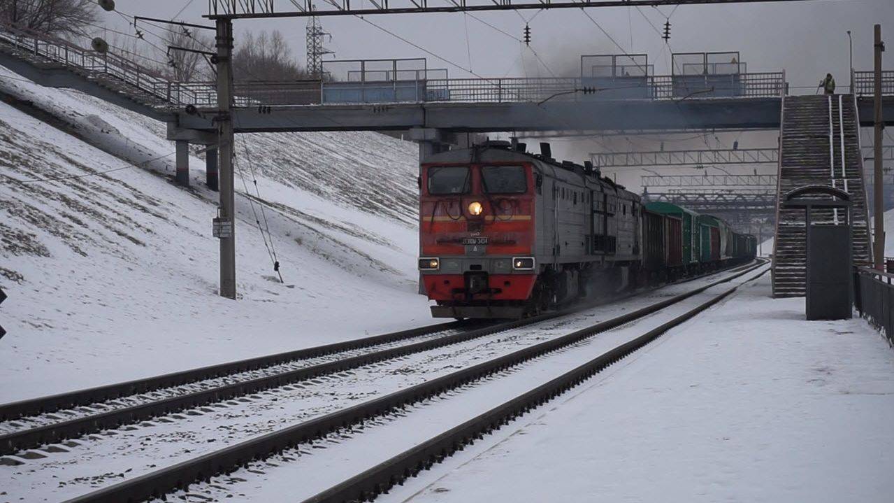 Тепловоз 2ТЭ10М-3434 карабкается на подъём. Звук 10Д100. смотреть онлайн