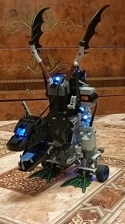 Lego робот-дракон на пульте управления; самоделка