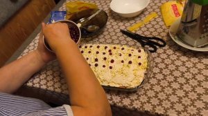 Ждём гостей, готовим салаты, накрываем на стол.