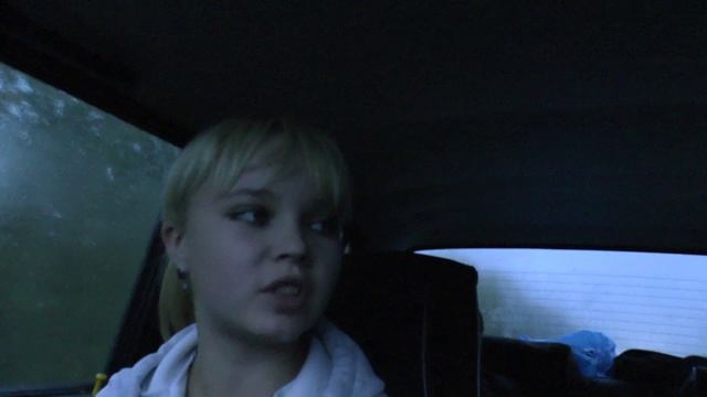 Юля подпевает