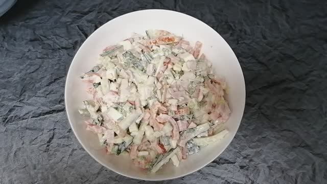 Овощной салатик с колбасой смотреть онлайн