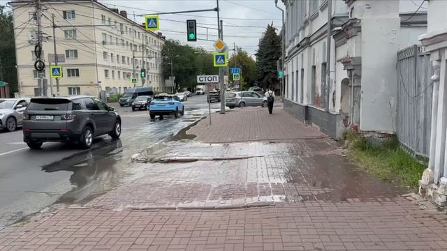 На Карла Маркса,29 прорвало канализацию. Стоки уже растекаются по улице с соответствующим запахом смотреть онлайн