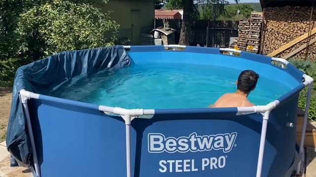 Я купаюсь в бассейне смотреть онлайн